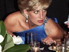 Princezna Diana na charitativní veei v Austrálii. Na ruce má prsten s...