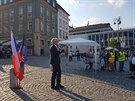 Protesty ped brnnským divadlem Husa na provázku, kde se veer hraje...