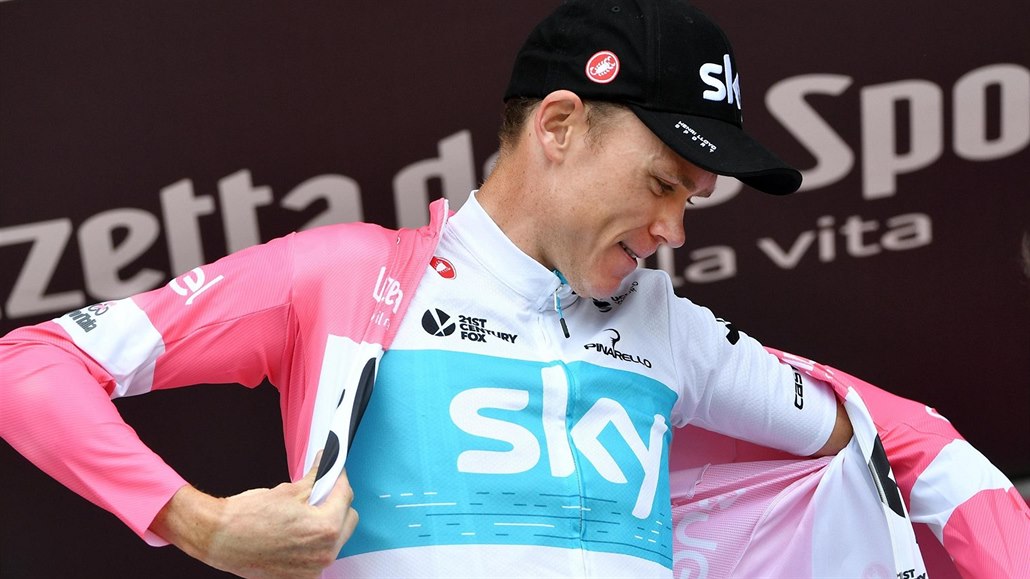 Chris Froome se po 20. etapě opět obléká do růžového trikotu pro lídra...