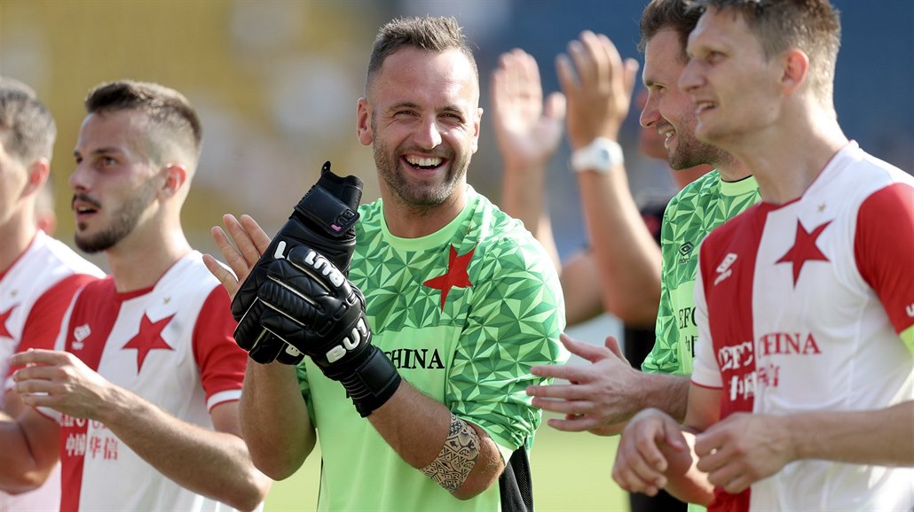 Fotbalisté Slavie slaví jasnou výhru nad Teplicemi a postup do 3. p�edkola...