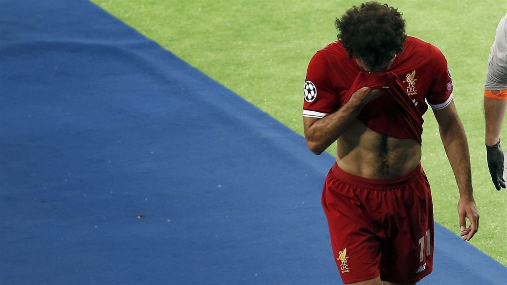 Zraněný Mohamed Salah z Liverpoolu opouští finále Ligy mistrů.