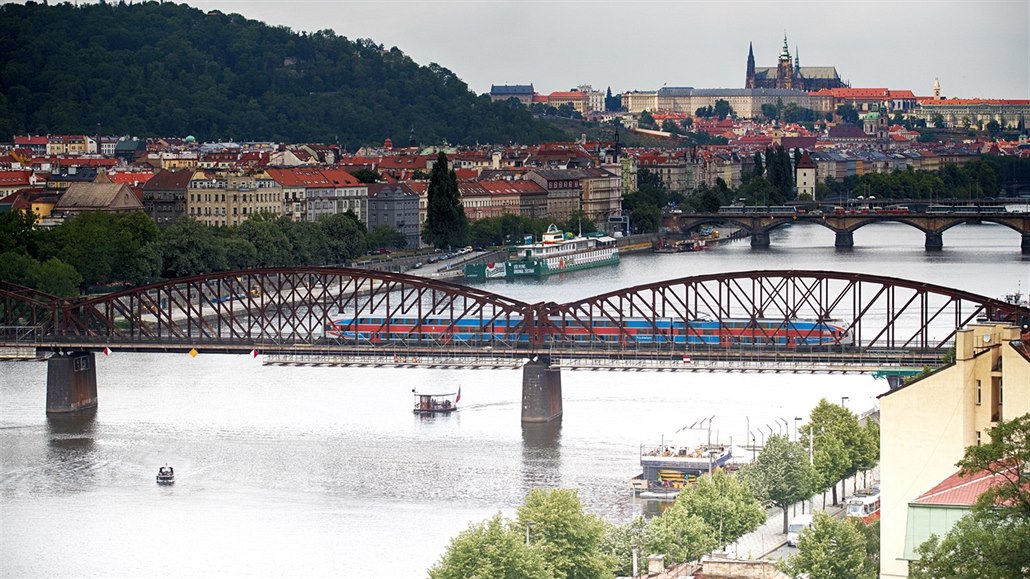elezniní most spojující praský Smíchov s Výtoní. (23. kvtna 2018)