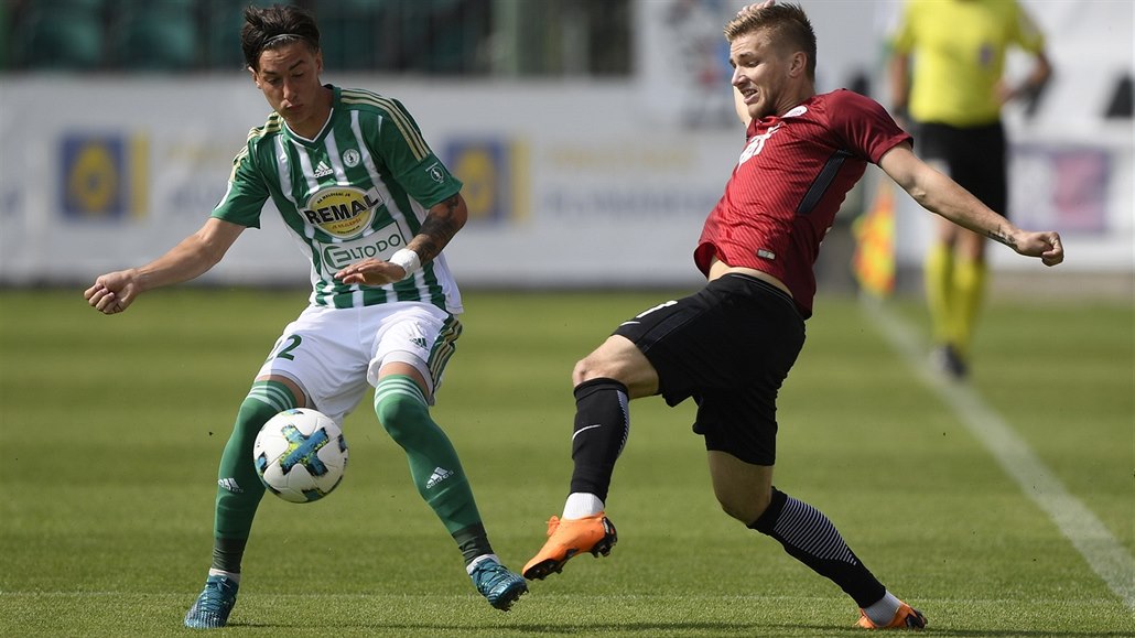 Antonín Vaní�ek z Bohemians 1905 (vlevo) a spar�an Martin Frýdek v ligovém...