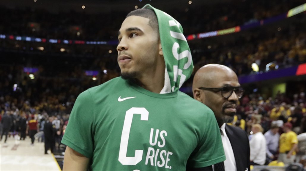 Jayson Tatum z Bostonu odchází z palubovky Clevelandu.