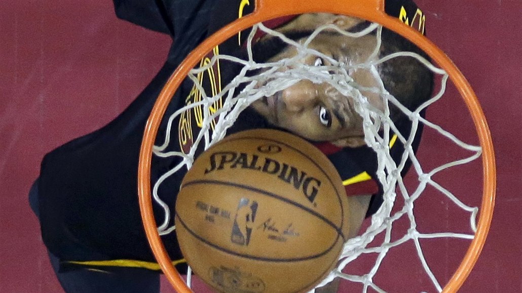 LeBron James z Clevelandu sleduje míč propadající obroučkou.
