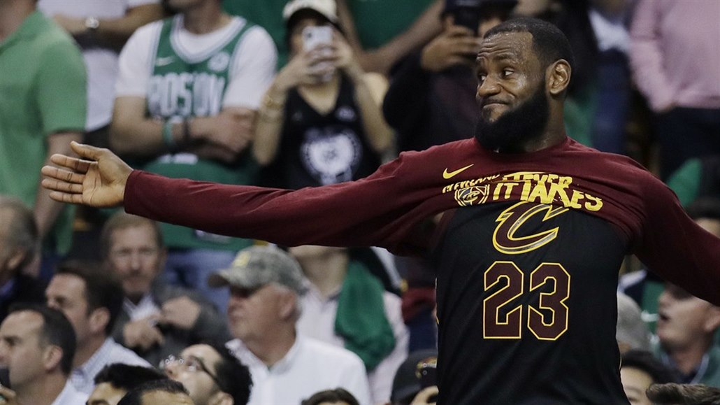 LeBron James z Clevelandu u� tu�í, �e tentokrát v Bostonu nevyhraje.