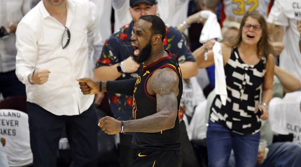 LeBron James slaví spole�n� s clevelandským publikem jednu ze svých trojek v...
