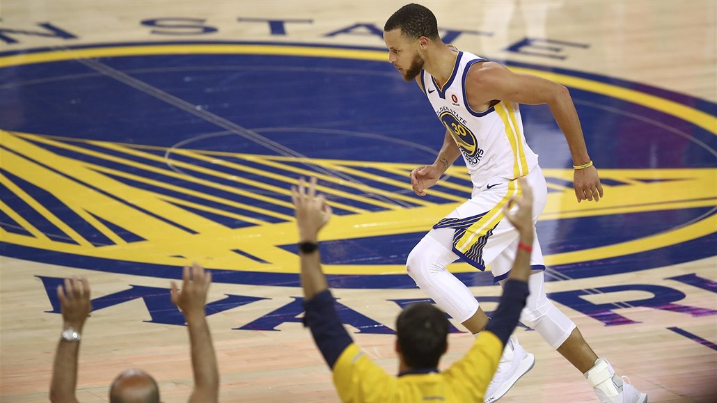 Stephen Curry z Golden State je oslavován za svou trefu v šestém finále Západní...