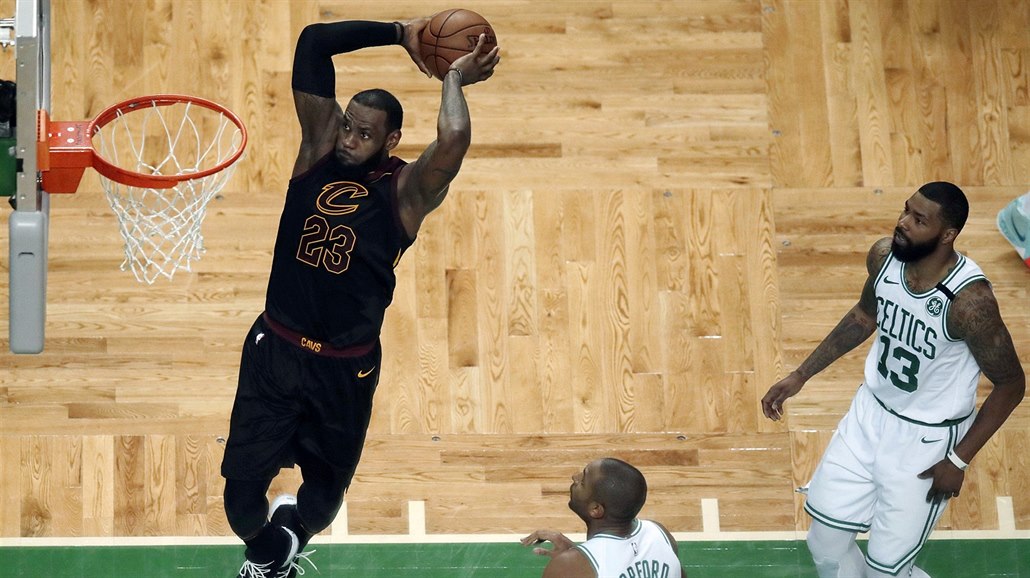 LeBron James z Clevelandu sme�uje do ko�e Bostonu, sledují ho Al Horford...