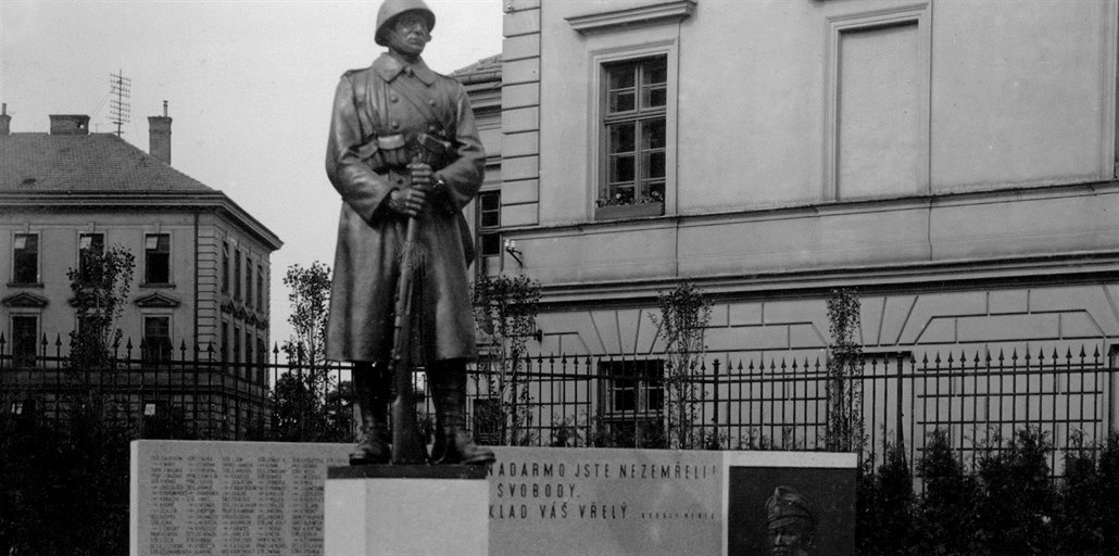 Odhalení legionářského památníku v Hradci Králové v roce 1937.