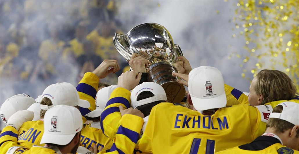 MISTŘI. Švédským hokejistům se podařilo obhájit titul světových šampionů.