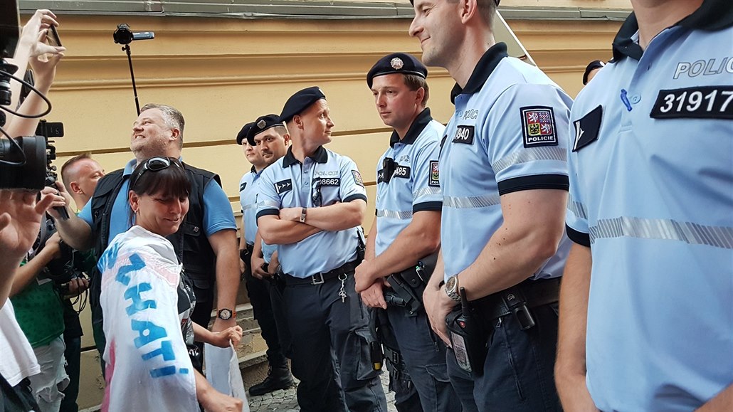 Aktivisté z hnutí Slu�ní lidé naru�ili v Brn� p�edstavení, v n�m� Je�í�...