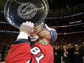 Marin Hossa slav zisk Stanley Cupy. Dohromady jich s Chicago Blackhawks...