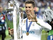 VYHRÁL JSEM UŽ POPÁTÉ. Cristiano Ronaldo slaví triumf Realu Madrid v Lize...