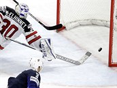 Kanadsk glman Curtis McElhinney inkasuje rozhodujc gl od americkho...