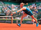 Česká tenistka Petra Kvitová se natahuje po míči v prvním kole Roland Garros.