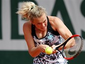 Česká tenistka Kateřina Siniaková hraje forhendem.