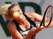 esk tenistka Kateina Siniakov hraje forhendem v prvnm kole Roland Garros.