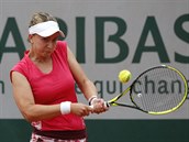 esk tenistka Barbora Krejkov hraje bekhendem v prvnm kole Roland Garros.