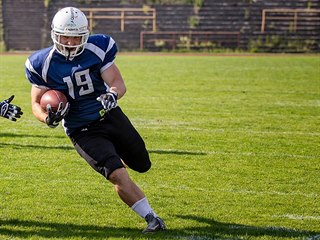 Runningback ostravských Steelers Jan Musil s míčem v ruce uniká soupeřům.
