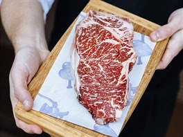 Japonské wagyu m��e stát zhruba stovky eur za kilogram, u nejvy��ích kategorií...