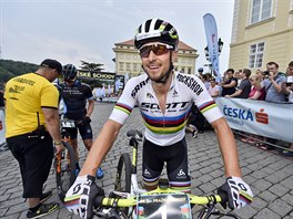 Mistr svta Nino Schurter musel pi premie na Praskch schodech eit spadl...