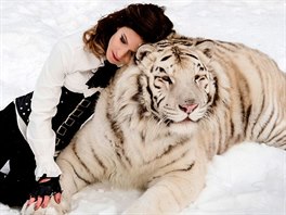 Modelka Julia dostala za úkol spoinout na tygrovi. Fotografka vysvtluje, e...