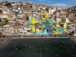 FOTBALOVÝ BH. Dti hrají fotbal na hiti v okolí Jardim Peri v brazilském Sao...