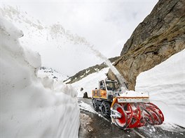 CESTA SKRZE HORY. Sněžný pluh proráží cestu na silnici u St. Bernard Pass ve...