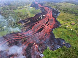 ŽÁR. Láva z havajského vulkánu Kilahuea proudí z trhlin v blízkosti města...