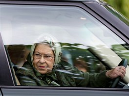 Královna Elizabeth II. ídí i v devadesáti letech svj Range Rover. Snímek je z...