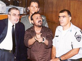 Vůdce první a druhé palestinské intifády Marwan Barghúti (uprostřed, 14. srpna...