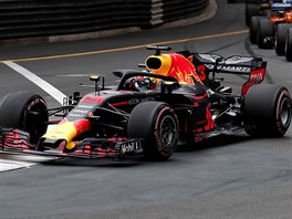 Momentka z Velké ceny Monaka, ve vedení Daniel Ricciardo z Red Bullu.