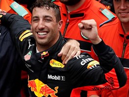 Daniel Ricciardo z Red Bullu se raduje z vítězství ve Velké ceně Monaka.