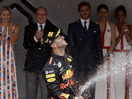 Stupně vítězů na Velké ceně Monaka opanovali Daniel Ricciardo (uprostřed),...