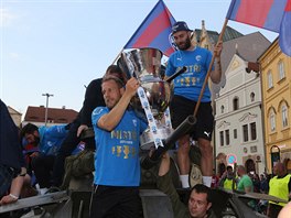 KOL S TROFEJ. Fotbalist Plzn slav mistrovsk titul.