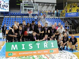 Nymburští basketbalisté slaví 15. český titul v řadě.