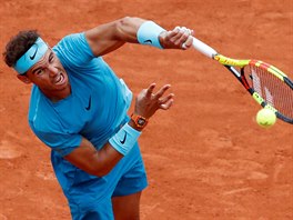 �pan�lský tenista Rafael Nadal p�i servisu.