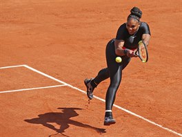 Americk tenistka Serena Williamsov hraje bekhendem v prvnm kole Roland...