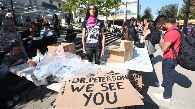 Studentský protest proti Jordanu Petersonovi na torontské univerzitě (5. října 2016)