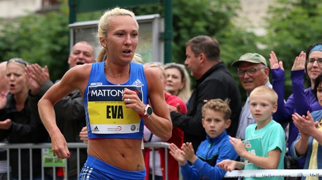 Eva Vrabcová- Nývltová na trati půlmaratonu v Karlových Varech.