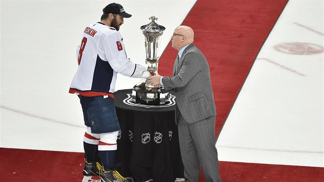 Alexandr Ovekin pebr Prince of Wales Trophy od zstupce komisione NHL Billa Dalyho.