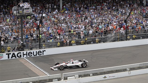 CÍL. Will Power jako první Australan v historii vyhrál slavný automobilový závod 500 mil Indianapolis.