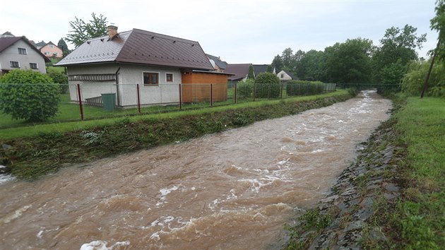 Rozvodněný Jalový potok v Zaječově na Berounsku (25. května 2018)