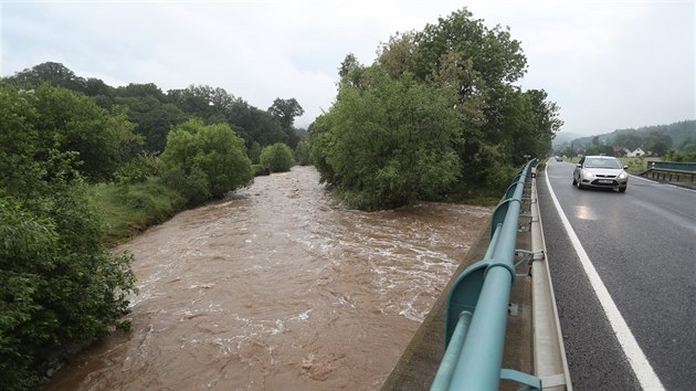 Hladiny rozvodněných toků ve Středních Čechách již klesají, starostové očekávají milionové škody. (25. května 2018)