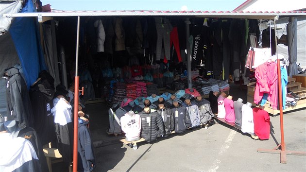 Trhovci na Svatém Kříži nabízejí vybraným zákazníkům padělky v tajném skladu schovaném za vystaveným zbožím.