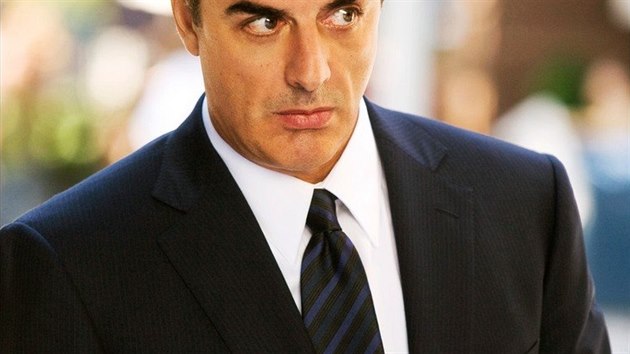 Svatba ovem probhla a ve filmu z roku 2008. Chris Noth, pedstavitel pana Boskho alias Johna, se od televiznch dob pli nezmnil.