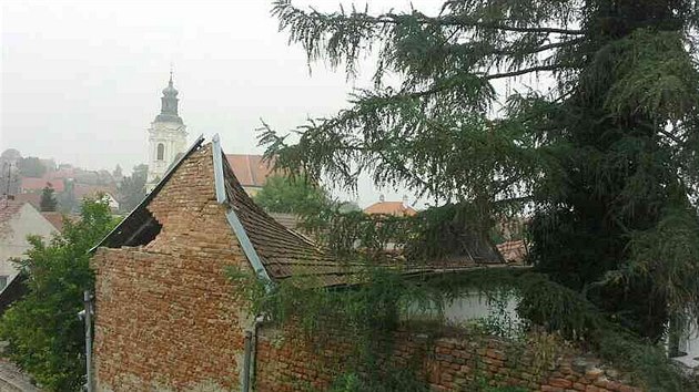 V Čejkovicích na Hodonínsku se zbortila střecha domku T. G. Masaryka (25. května 2018).