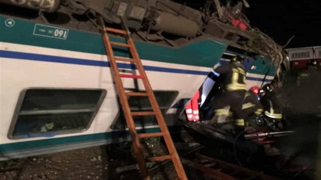 Srka kamionu s vlakem na elezninm pejezdu nedaleko italskho Turna si vydala nejmn 2 obti a pes 20 zrannch (24.5.2018)