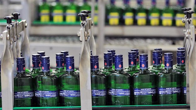 Karlovarská Becherovka dokončila výrobu 40 tisíc lahví košer likéru. Zadní části lahví jsou polepeny etiketou v hebrejštině. (24.5.2018)
